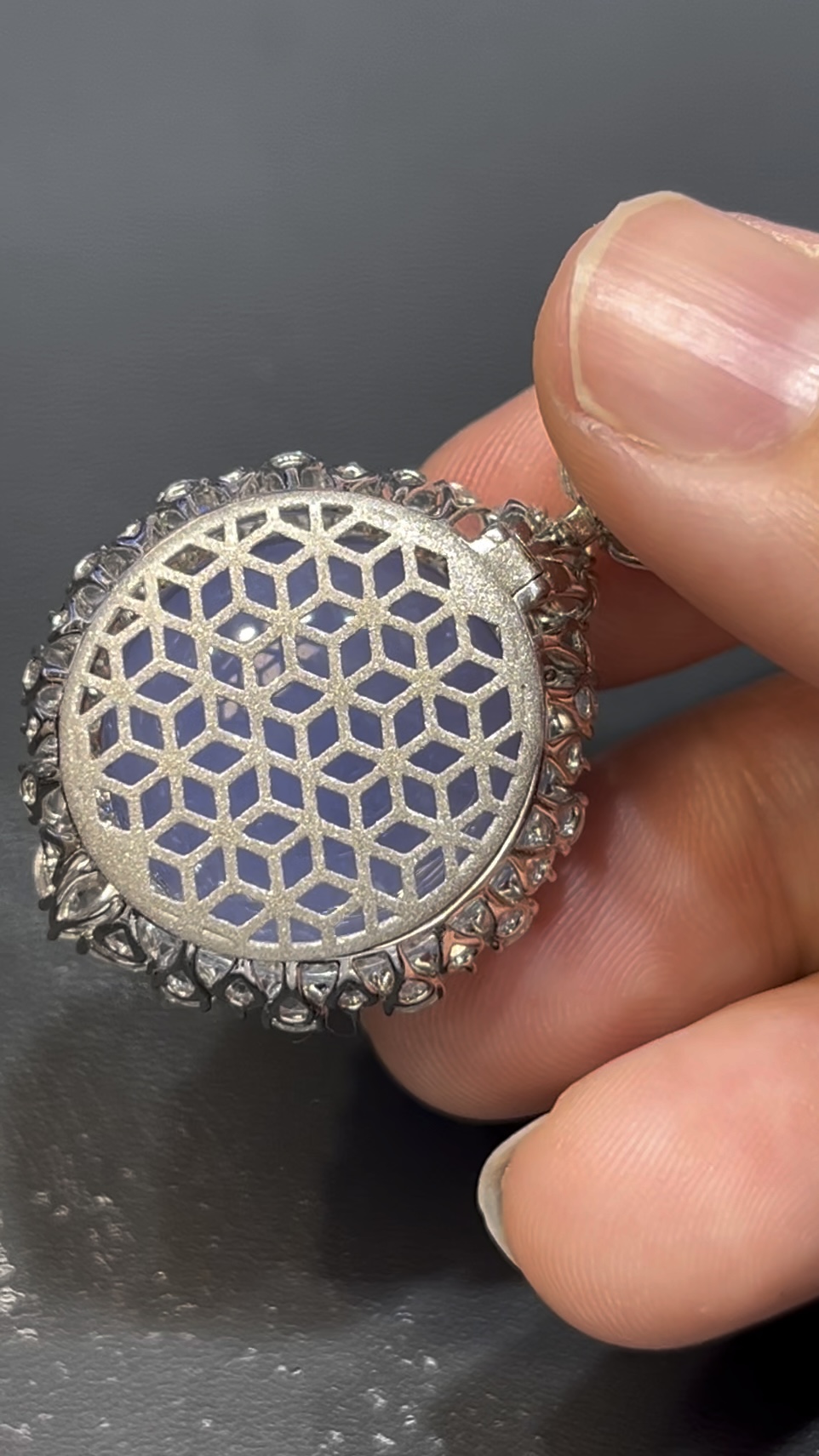 紫翡翠蛋面吊墜 編號633 18K白金鑲嵌 重鑽設計 大尺寸蛋面 高級珠寶推薦 編號#633 4 紫翡翠蛋面吊墜 編號633 18K白金鑲嵌 重鑽設計 大尺寸蛋面 高級珠寶推薦 編號#633 - Image 4