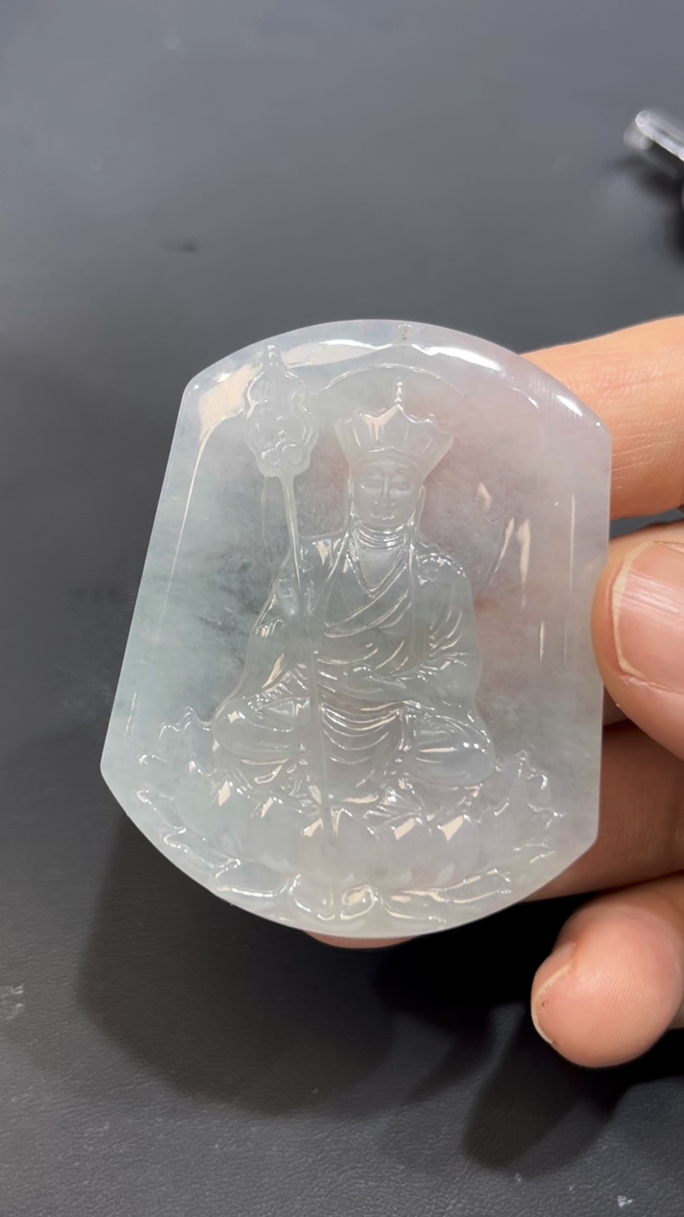 翡翠地藏菩薩吊墜 天然A貨玉雕 質地細膩 雕工精緻 佛教珠寶推薦 編號#634 2 翡翠地藏菩薩吊墜 天然A貨玉雕 質地細膩 雕工精緻 佛教珠寶推薦 編號#634 - Image 2