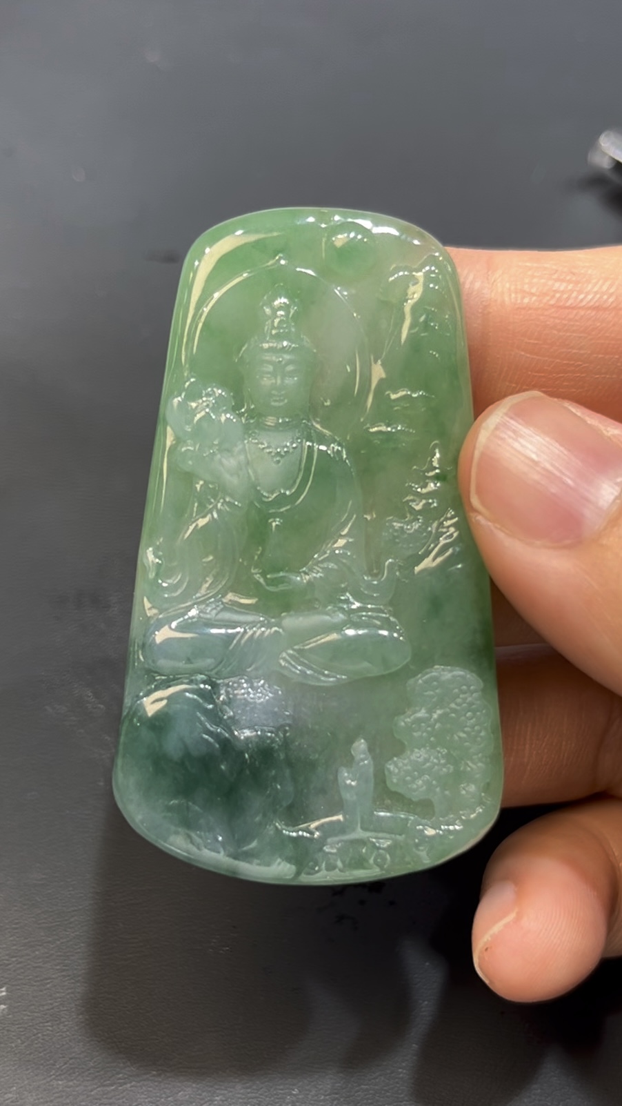 翡翠觀音山水吊墜 背景山水人物 雕工精緻 高級佛教珠寶推薦 編號#636 2 翡翠觀音山水吊墜 背景山水人物 雕工精緻 高級佛教珠寶推薦 編號#636 - Image 2