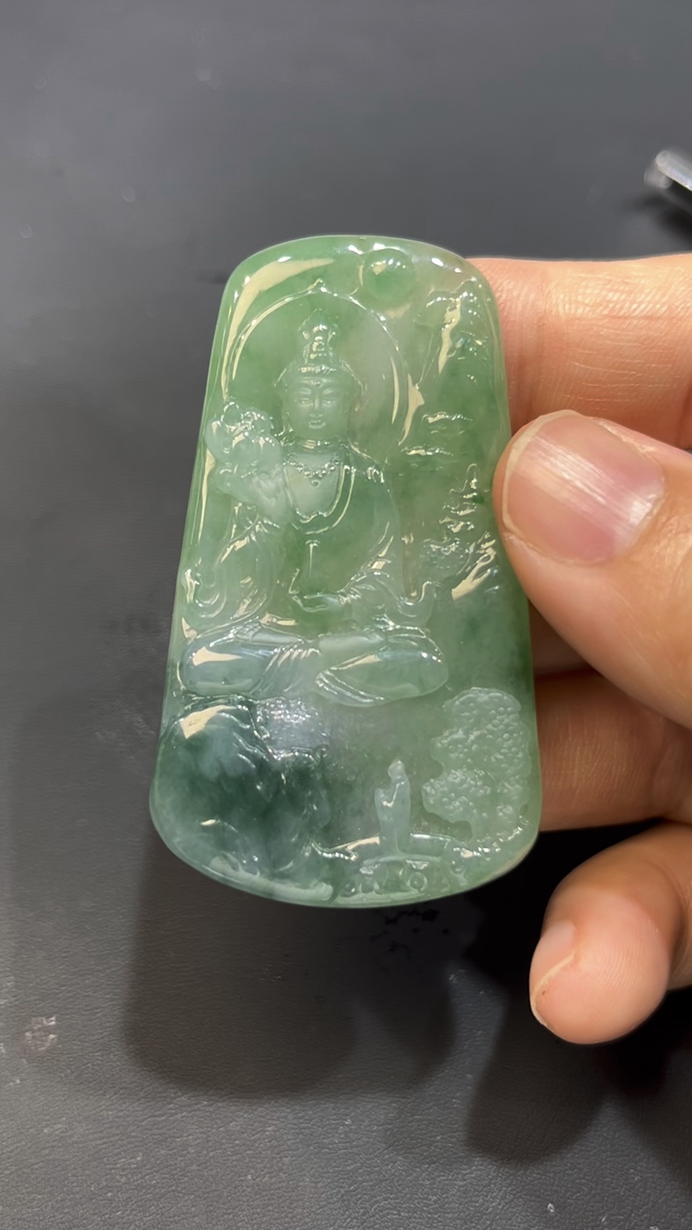 翡翠觀音山水吊墜 背景山水人物 雕工精緻 高級佛教珠寶推薦 編號#636 3 翡翠觀音山水吊墜 背景山水人物 雕工精緻 高級佛教珠寶推薦 編號#636 - Image 3