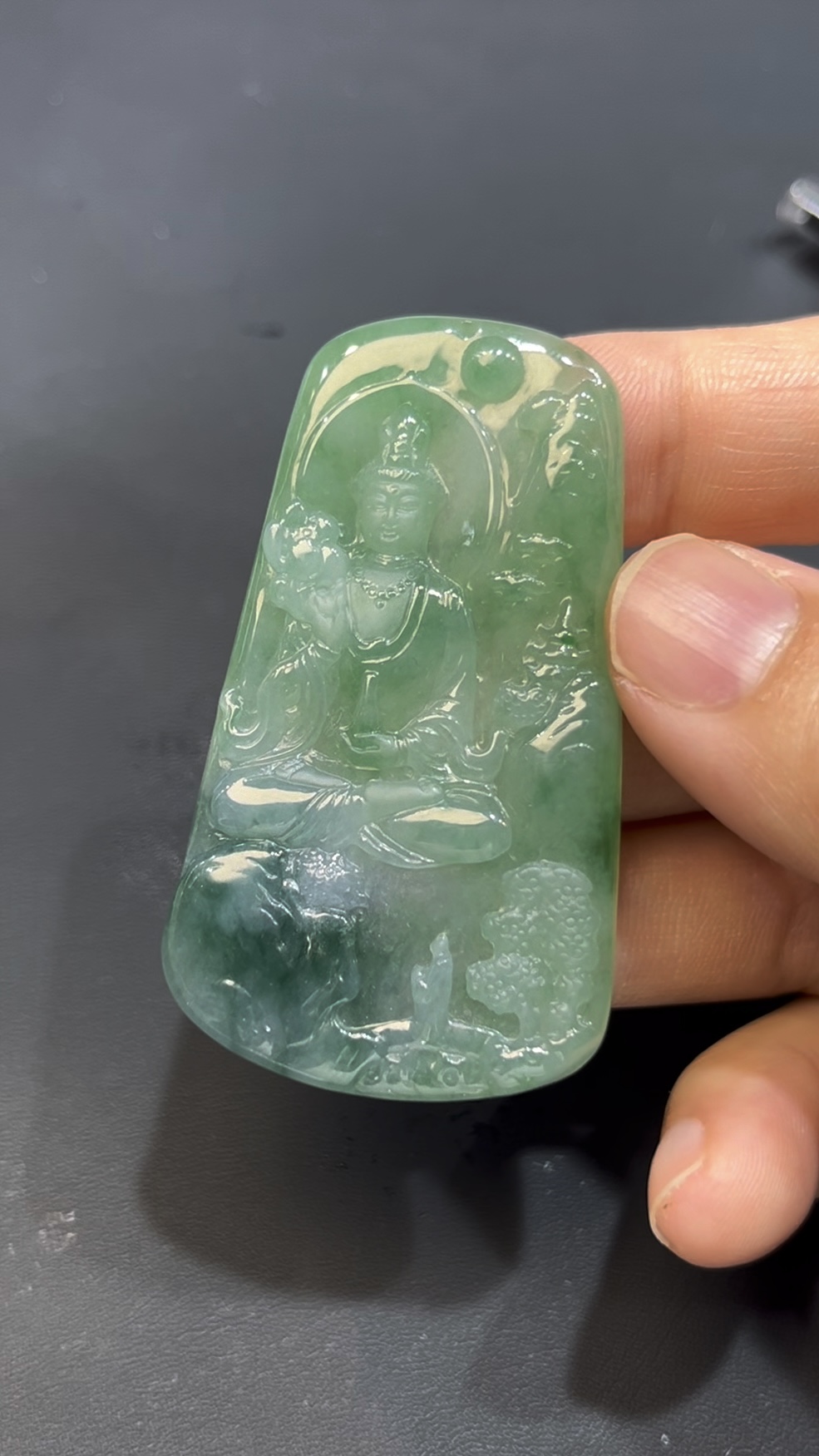 翡翠觀音山水吊墜 背景山水人物 雕工精緻 高級佛教珠寶推薦 編號#636 4 翡翠觀音山水吊墜 背景山水人物 雕工精緻 高級佛教珠寶推薦 編號#636 - Image 4