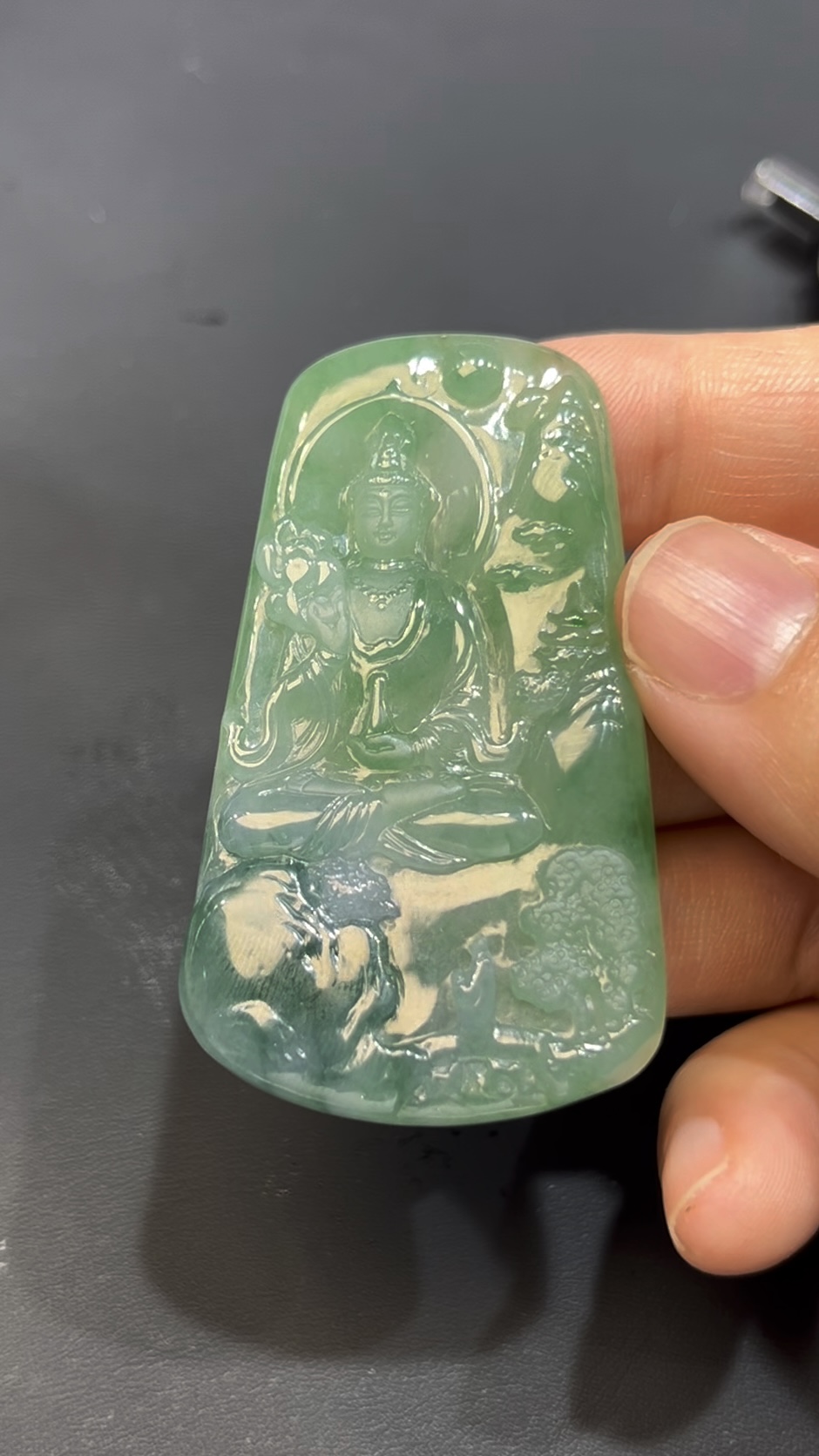 翡翠觀音山水吊墜 背景山水人物 雕工精緻 高級佛教珠寶推薦 編號#636 5 翡翠觀音山水吊墜 背景山水人物 雕工精緻 高級佛教珠寶推薦 編號#636 - Image 5