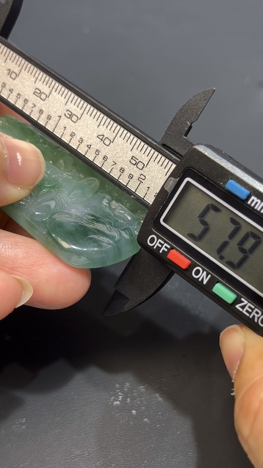 翡翠觀音山水吊墜 背景山水人物 雕工精緻 高級佛教珠寶推薦 編號#636 6 翡翠觀音山水吊墜 背景山水人物 雕工精緻 高級佛教珠寶推薦 編號#636 - Image 6