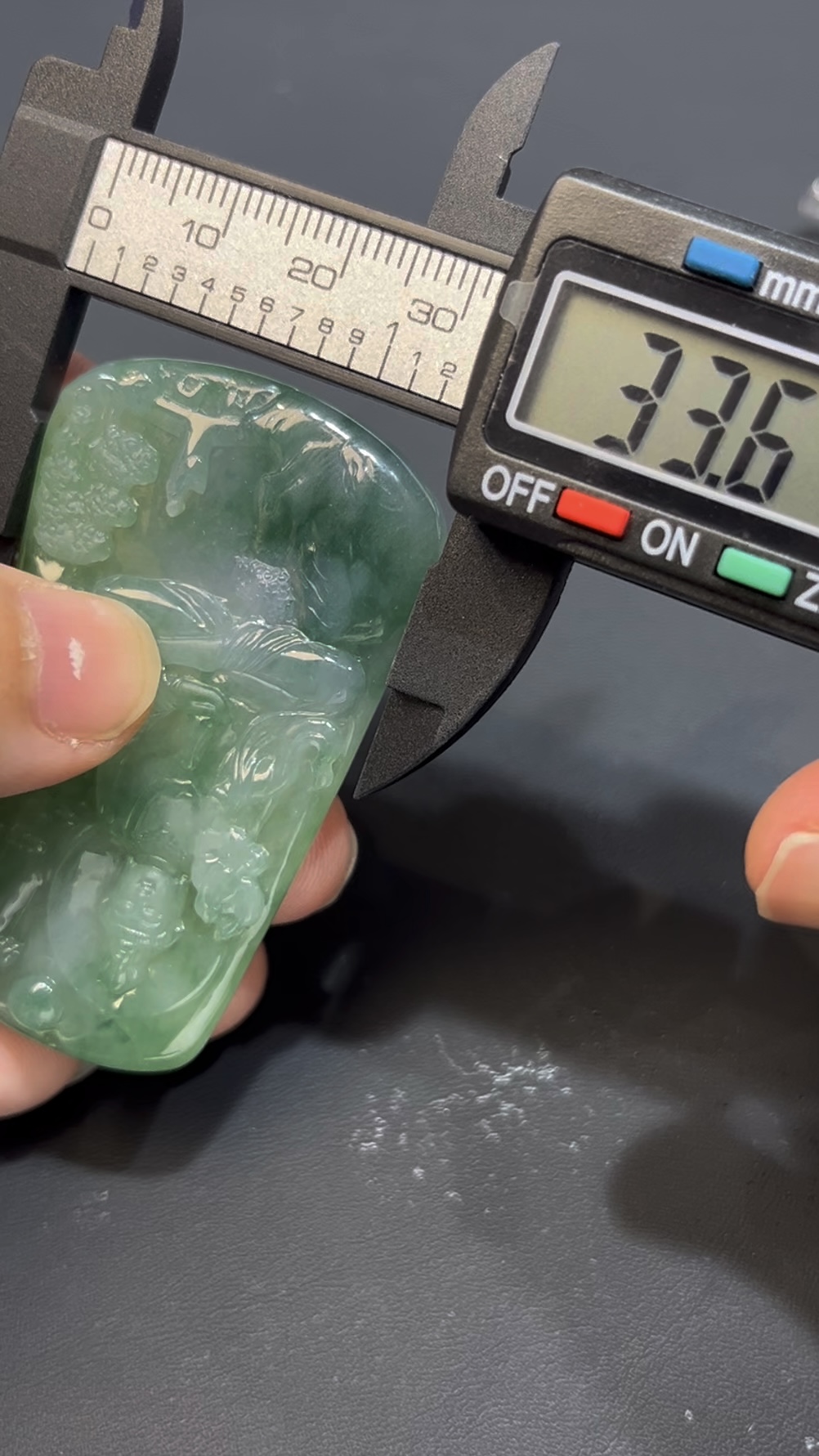 翡翠觀音山水吊墜 背景山水人物 雕工精緻 高級佛教珠寶推薦 編號#636 7 翡翠觀音山水吊墜 背景山水人物 雕工精緻 高級佛教珠寶推薦 編號#636 - Image 7