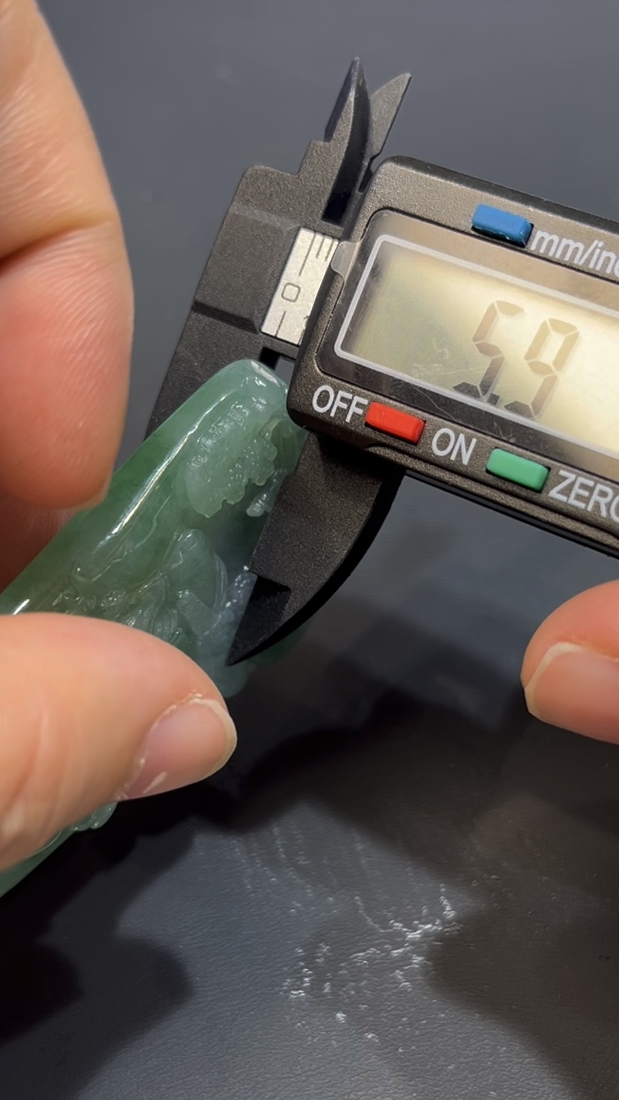 翡翠觀音山水吊墜 背景山水人物 雕工精緻 高級佛教珠寶推薦 編號#636 8 翡翠觀音山水吊墜 背景山水人物 雕工精緻 高級佛教珠寶推薦 編號#636 - Image 8