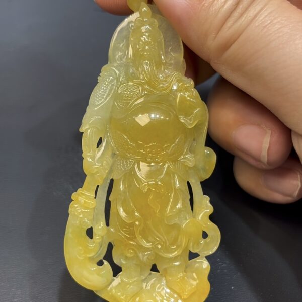 天然黃色翡翠關公牌吊墜 鏤空立體雕刻 質地細膩 招財辟邪 高端翡翠男款推薦 編號640