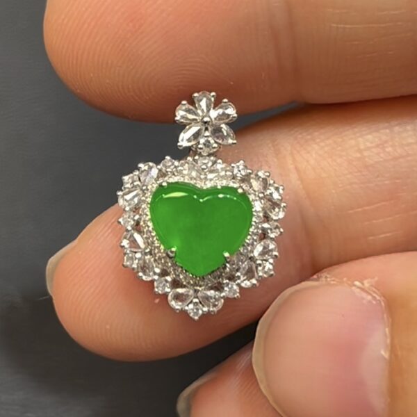 翡翠心形吊墜 編號641 天然A貨玉石 18K白金鑽石鑲嵌 小巧精緻 色澤亮麗 高級珠寶推薦