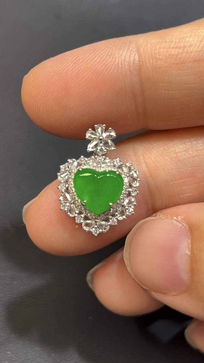 翡翠心形吊墜 編號641 天然A貨玉石 18K白金鑽石鑲嵌 小巧精緻 色澤亮麗 高級珠寶推薦 1 翡翠心形吊墜 編號641 天然A貨玉石 18K白金鑽石鑲嵌 小巧精緻 色澤亮麗 高級珠寶推薦