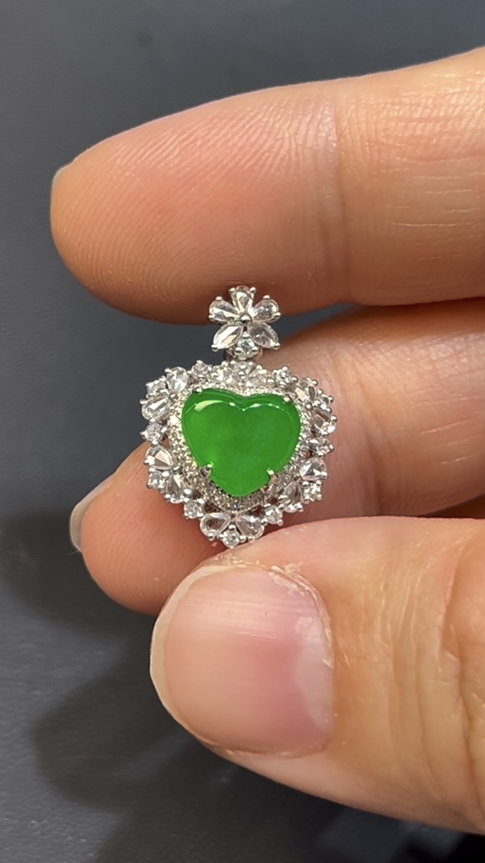 翡翠心形吊墜 編號641 天然A貨玉石 18K白金鑽石鑲嵌 小巧精緻 色澤亮麗 高級珠寶推薦 2 翡翠心形吊墜 編號641 天然A貨玉石 18K白金鑽石鑲嵌 小巧精緻 色澤亮麗 高級珠寶推薦 - Image 2