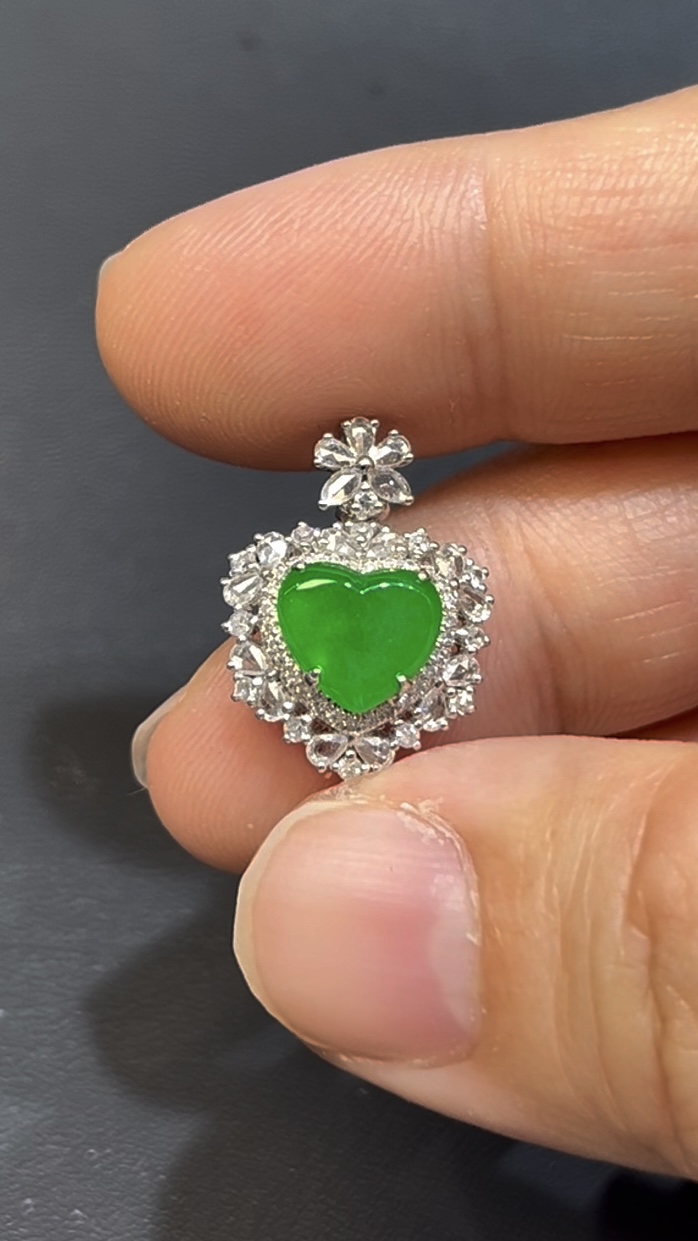 翡翠心形吊墜 編號641 天然A貨玉石 18K白金鑽石鑲嵌 小巧精緻 色澤亮麗 高級珠寶推薦 3 翡翠心形吊墜 編號641 天然A貨玉石 18K白金鑽石鑲嵌 小巧精緻 色澤亮麗 高級珠寶推薦 - Image 3