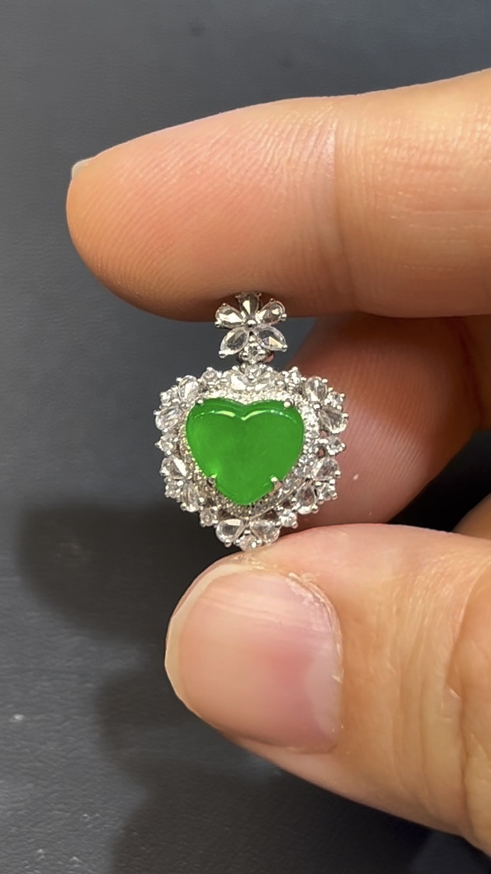 翡翠心形吊墜 編號641 天然A貨玉石 18K白金鑽石鑲嵌 小巧精緻 色澤亮麗 高級珠寶推薦 4 翡翠心形吊墜 編號641 天然A貨玉石 18K白金鑽石鑲嵌 小巧精緻 色澤亮麗 高級珠寶推薦 - Image 4