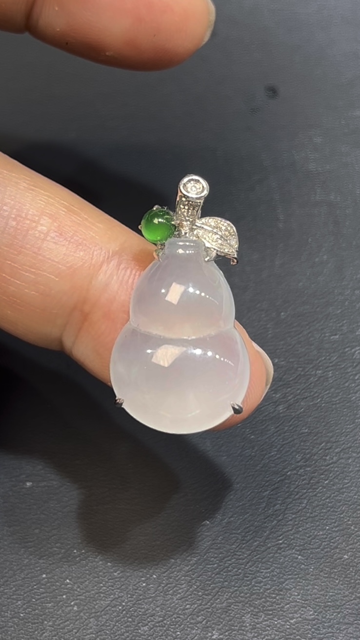 冰白翡翠葫蘆吊墜 18K白金枝葉設計 福祿寓意 天然玉石 收藏首選 編號#644 1 冰白翡翠葫蘆吊墜 18K白金枝葉設計 福祿寓意 天然玉石 收藏首選 編號#644