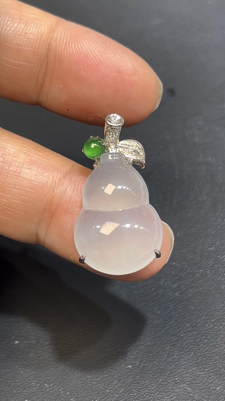 冰白翡翠葫蘆吊墜 18K白金枝葉設計 福祿寓意 天然玉石 收藏首選 編號#644 2 冰白翡翠葫蘆吊墜 18K白金枝葉設計 福祿寓意 天然玉石 收藏首選 編號#644 - Image 2