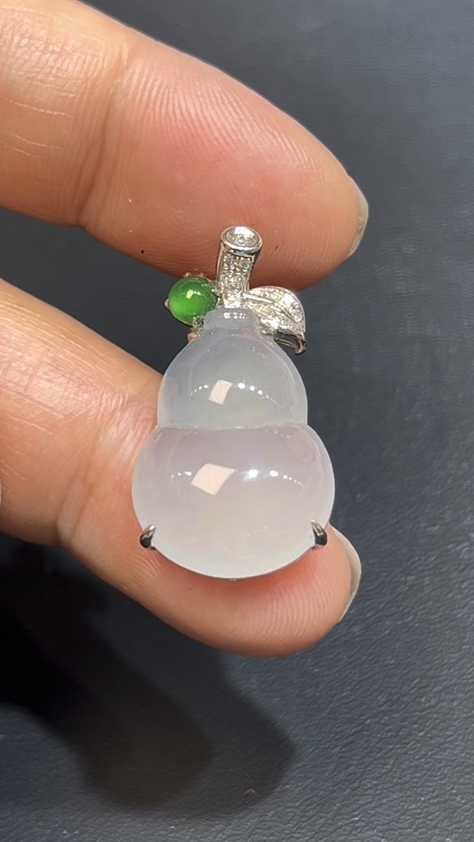 冰白翡翠葫蘆吊墜 18K白金枝葉設計 福祿寓意 天然玉石 收藏首選 編號#644 4 冰白翡翠葫蘆吊墜 18K白金枝葉設計 福祿寓意 天然玉石 收藏首選 編號#644 - Image 4