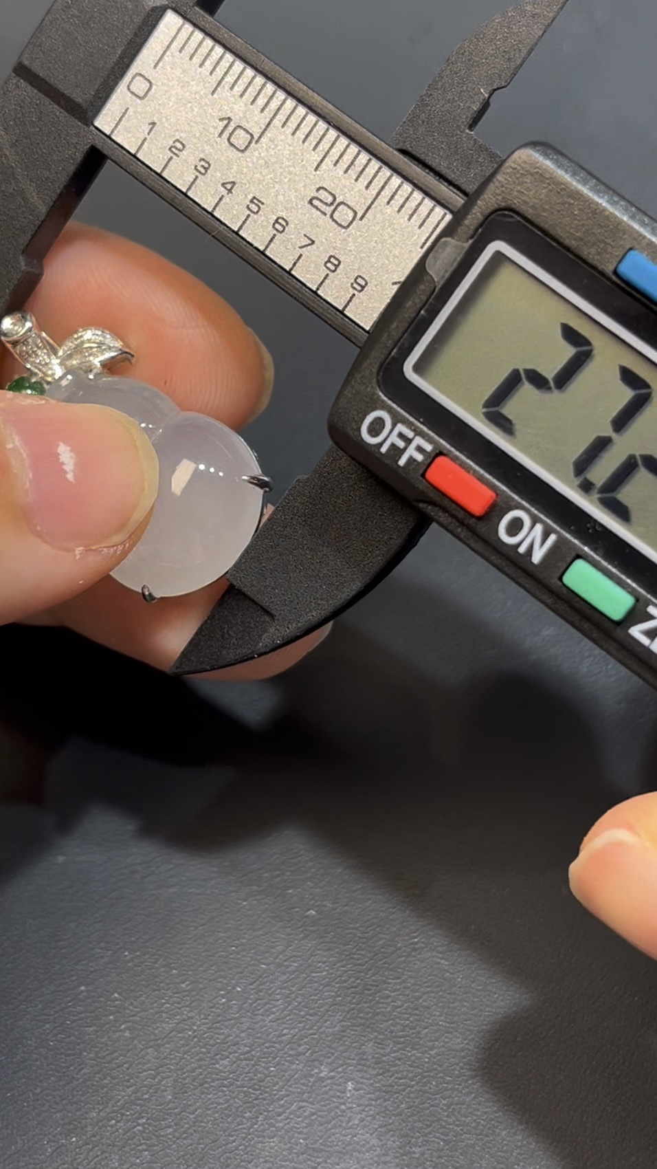 冰白翡翠葫蘆吊墜 18K白金枝葉設計 福祿寓意 天然玉石 收藏首選 編號#644 5 冰白翡翠葫蘆吊墜 18K白金枝葉設計 福祿寓意 天然玉石 收藏首選 編號#644 - Image 5