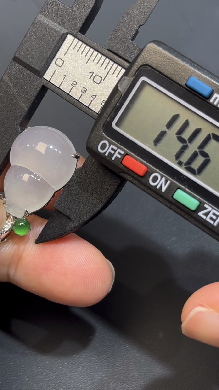 冰白翡翠葫蘆吊墜 18K白金枝葉設計 福祿寓意 天然玉石 收藏首選 編號#644 6 冰白翡翠葫蘆吊墜 18K白金枝葉設計 福祿寓意 天然玉石 收藏首選 編號#644 - Image 6