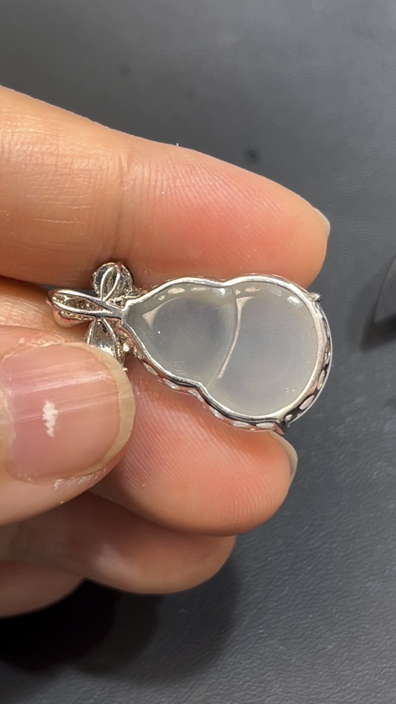 冰白翡翠葫蘆吊墜 18K白金枝葉設計 福祿寓意 天然玉石 收藏首選 編號#644 3 冰白翡翠葫蘆吊墜 18K白金枝葉設計 福祿寓意 天然玉石 收藏首選 編號#644 - Image 3