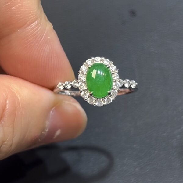 天然冰種翡翠戒指 編號#648｜蛋面主石｜鑽石環繞｜時尚開運精品