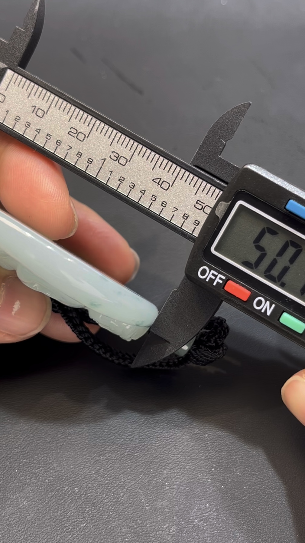 翡翠佛祖吊墜 編號#651|玉質細膩如脂|正坐莊嚴造型|慈悲守護 收藏首選 7 翡翠佛祖吊墜 編號#651|玉質細膩如脂|正坐莊嚴造型|慈悲守護 收藏首選 - Image 7