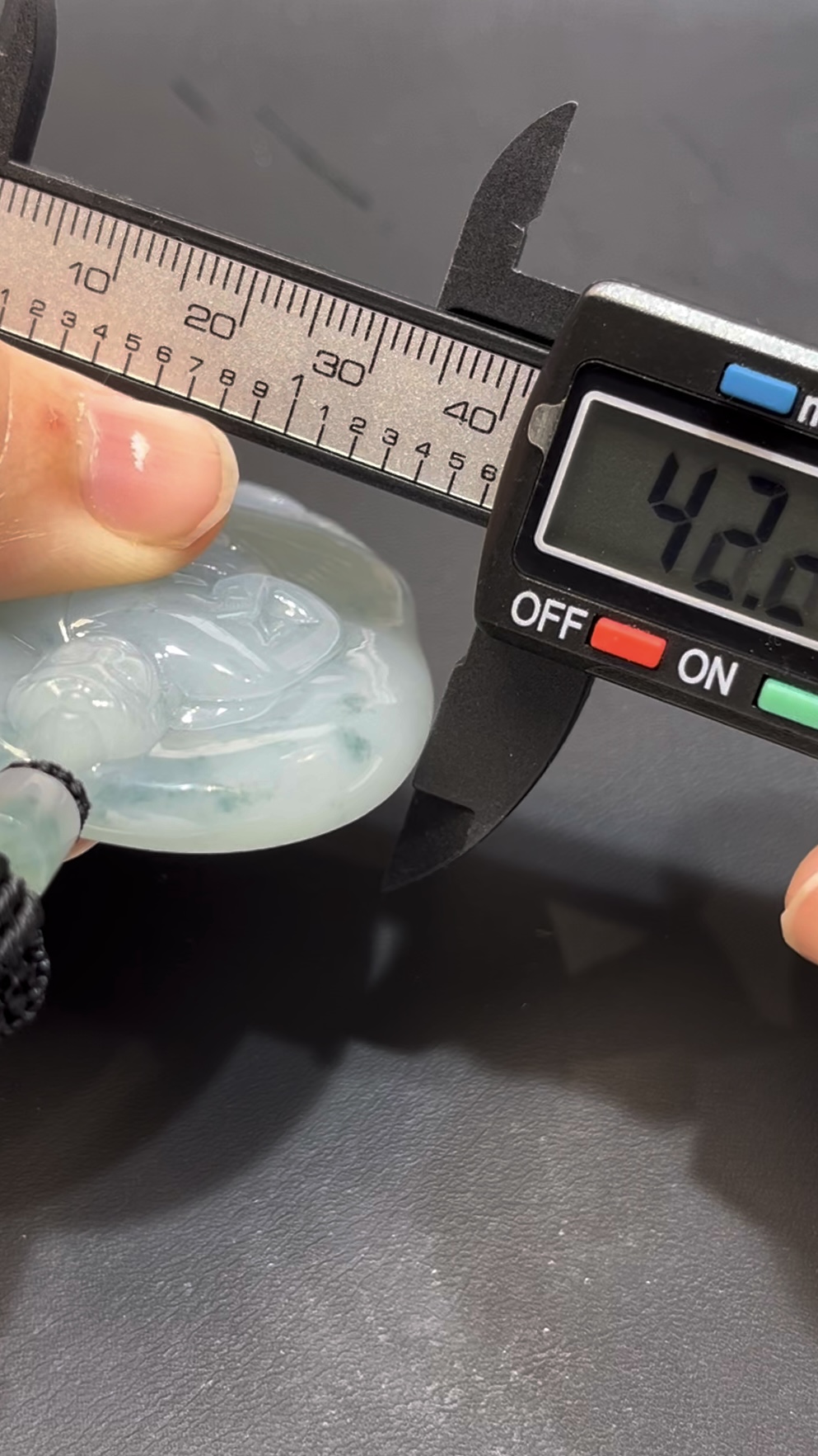 翡翠佛祖吊墜 編號#651|玉質細膩如脂|正坐莊嚴造型|慈悲守護 收藏首選 8 翡翠佛祖吊墜 編號#651|玉質細膩如脂|正坐莊嚴造型|慈悲守護 收藏首選 - Image 8