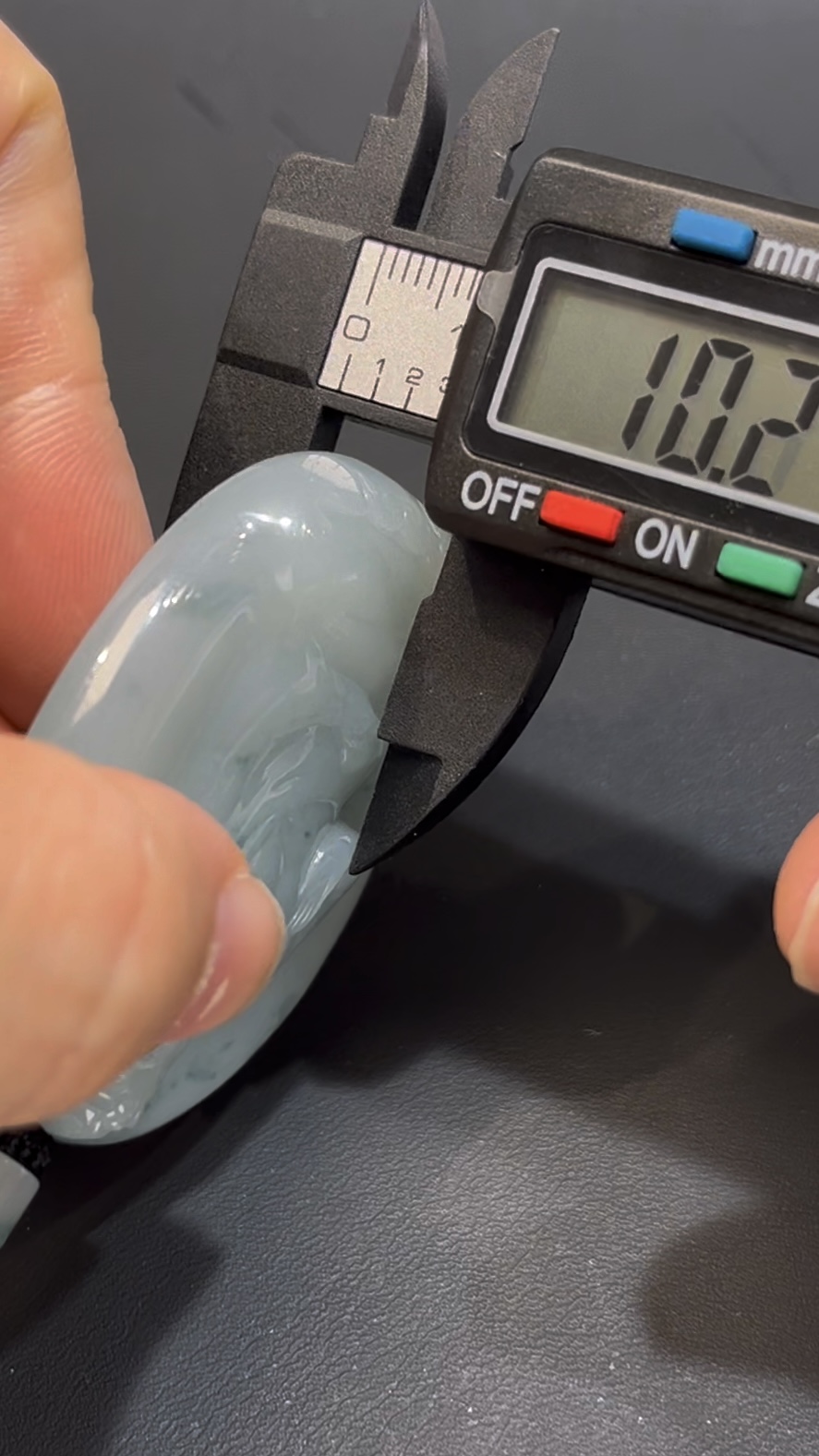 翡翠佛祖吊墜 編號#651|玉質細膩如脂|正坐莊嚴造型|慈悲守護 收藏首選 9 翡翠佛祖吊墜 編號#651|玉質細膩如脂|正坐莊嚴造型|慈悲守護 收藏首選 - Image 9