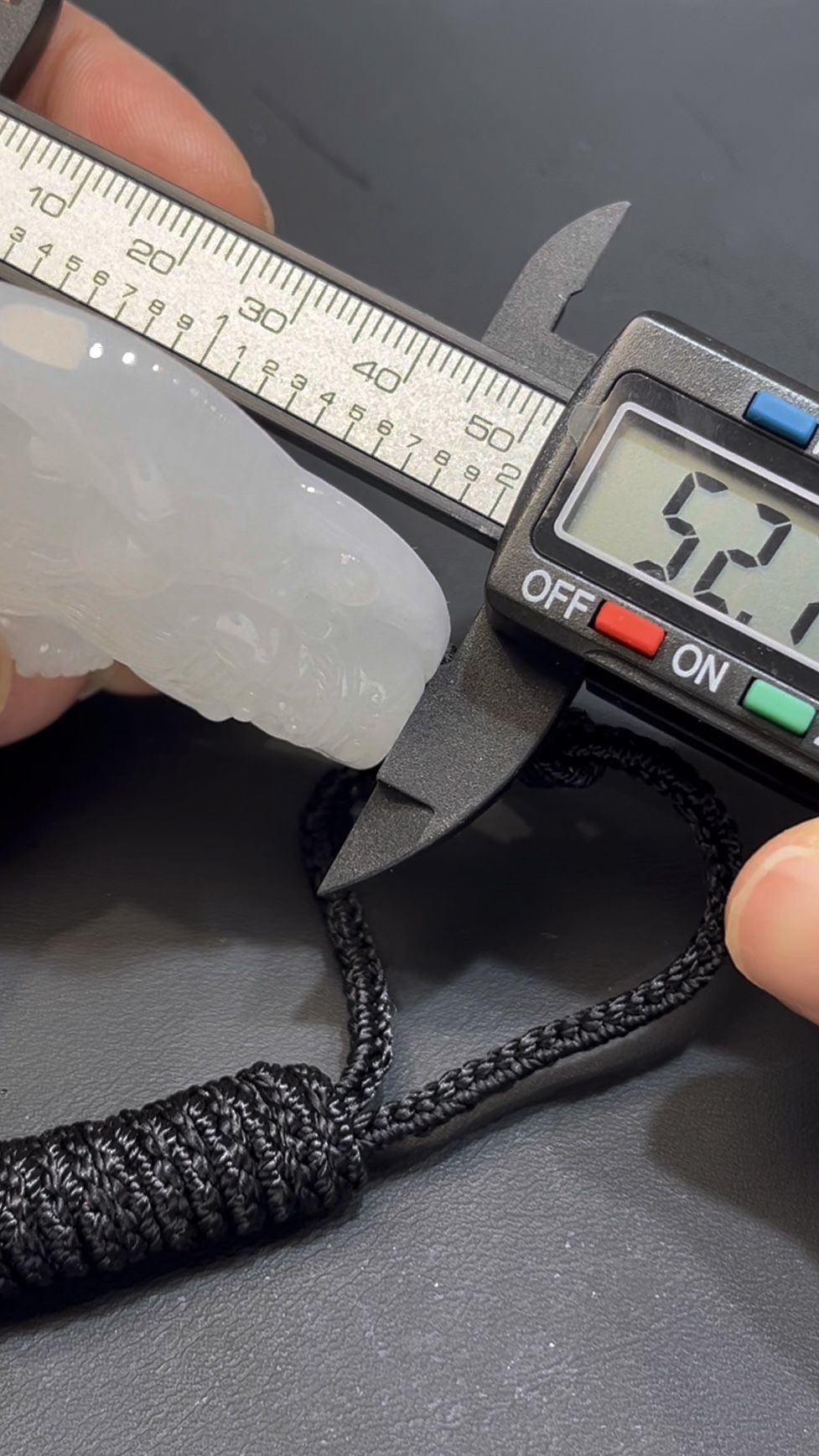 翡翠財神吊墜 編號#652|玉質細膩如脂|立體雕刻造型|招財寓意 收藏首選 9 翡翠財神吊墜 編號#652|玉質細膩如脂|立體雕刻造型|招財寓意 收藏首選 - Image 9