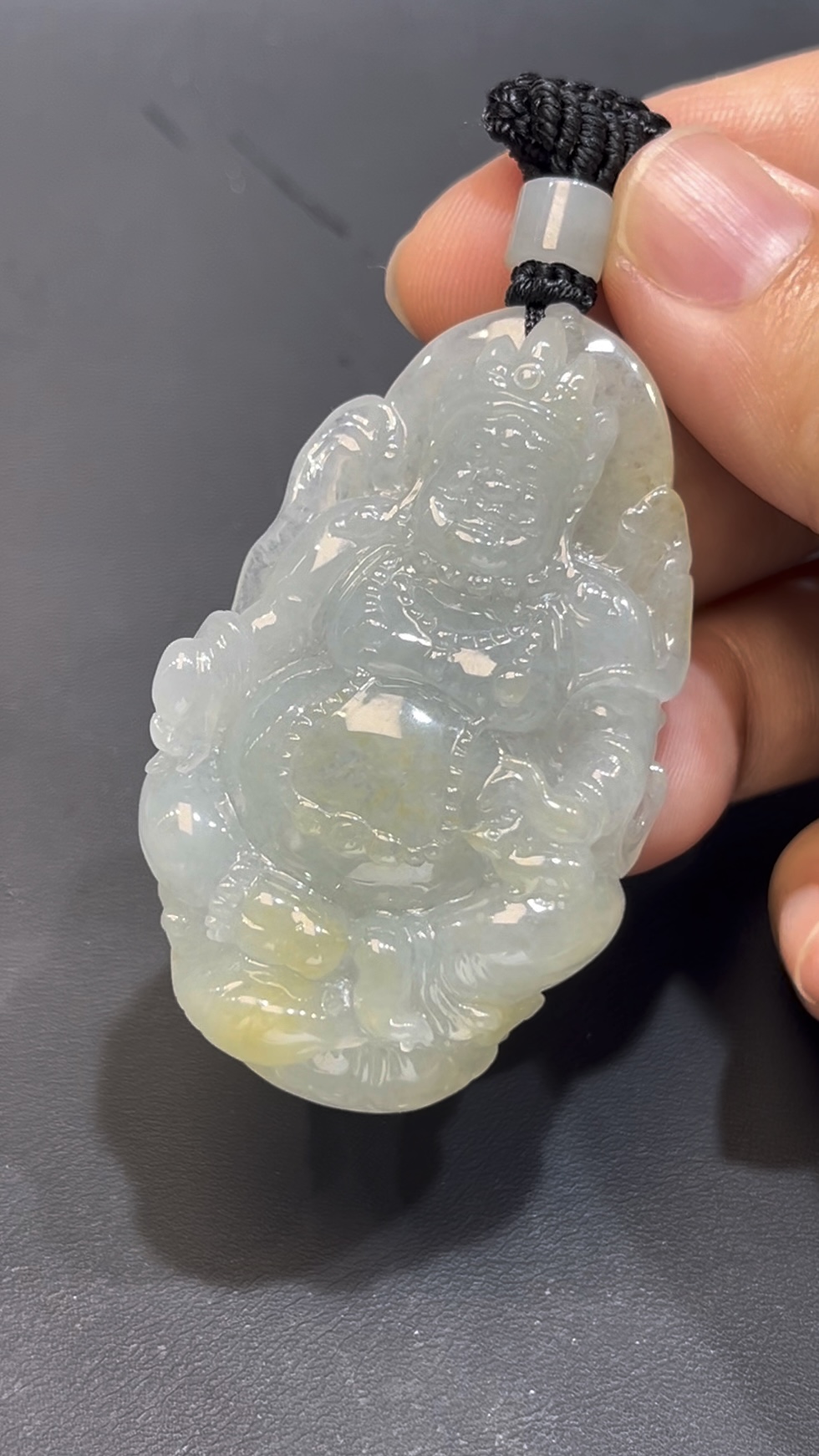 編號#653 翡翠黃財神吊墜|細膩玉料|元寶法器設計|限量雕刻藝術品 4 編號#653 翡翠黃財神吊墜|細膩玉料|元寶法器設計|限量雕刻藝術品 - Image 4