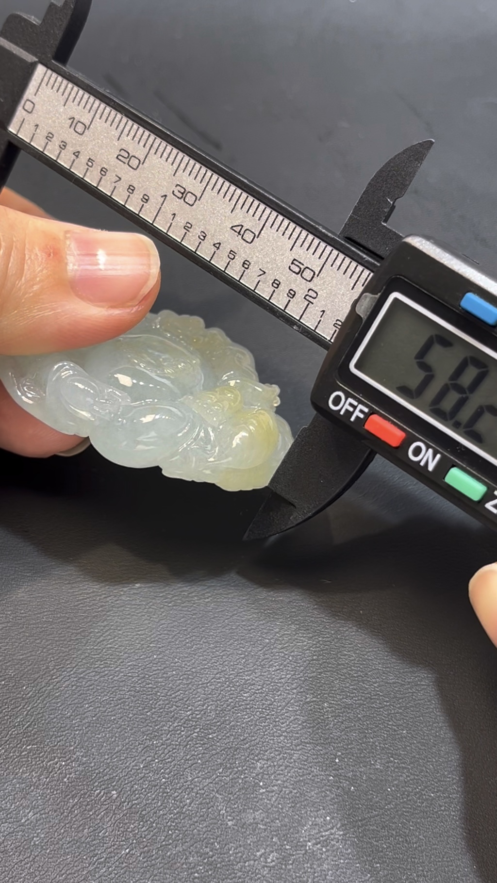 編號#653 翡翠黃財神吊墜|細膩玉料|元寶法器設計|限量雕刻藝術品 7 編號#653 翡翠黃財神吊墜|細膩玉料|元寶法器設計|限量雕刻藝術品 - Image 7