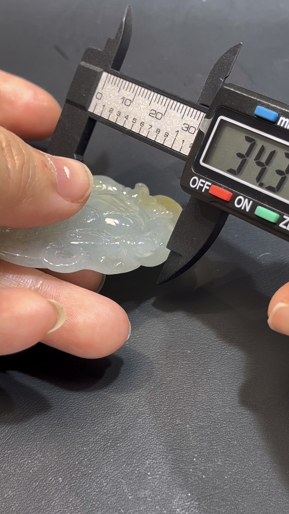 編號#653 翡翠黃財神吊墜|細膩玉料|元寶法器設計|限量雕刻藝術品 8 編號#653 翡翠黃財神吊墜|細膩玉料|元寶法器設計|限量雕刻藝術品 - Image 8