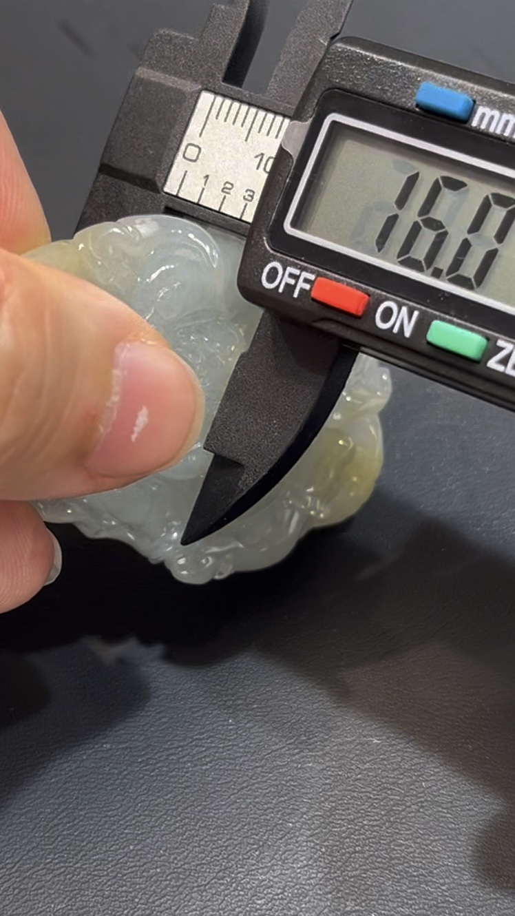 編號#653 翡翠黃財神吊墜|細膩玉料|元寶法器設計|限量雕刻藝術品 9 編號#653 翡翠黃財神吊墜|細膩玉料|元寶法器設計|限量雕刻藝術品 - Image 9