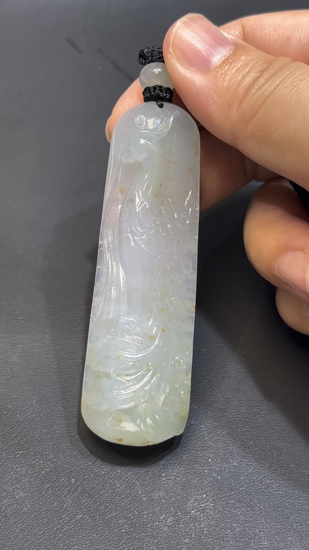 翡翠鳳凰吊墜 編號#654|站立造型 尾部下垂|灑金紋理 天然玉料 收藏首選 1 翡翠鳳凰吊墜 編號#654|站立造型 尾部下垂|灑金紋理 天然玉料 收藏首選