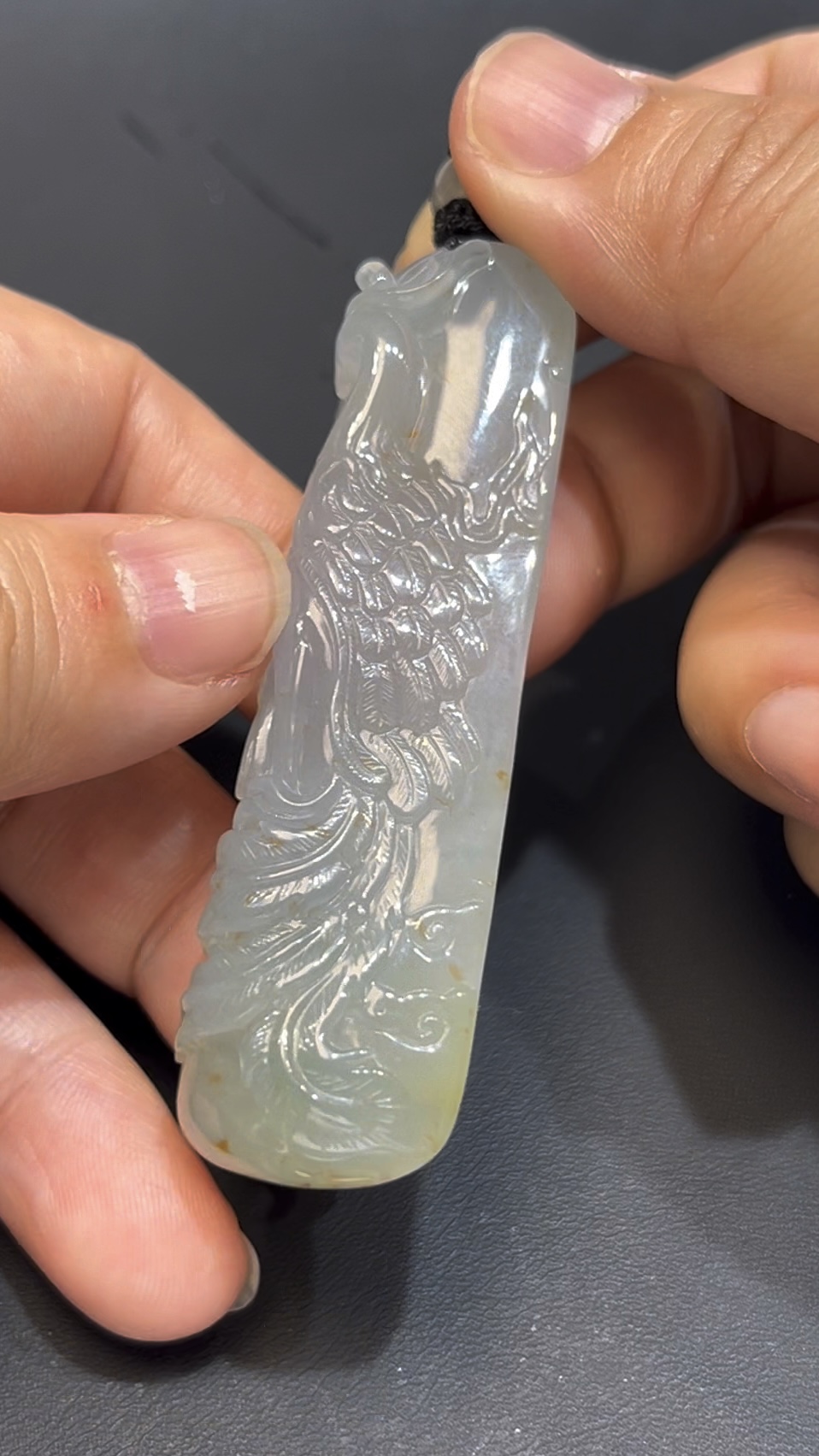 翡翠鳳凰吊墜 編號#654|站立造型 尾部下垂|灑金紋理 天然玉料 收藏首選 3 翡翠鳳凰吊墜 編號#654|站立造型 尾部下垂|灑金紋理 天然玉料 收藏首選 - Image 3