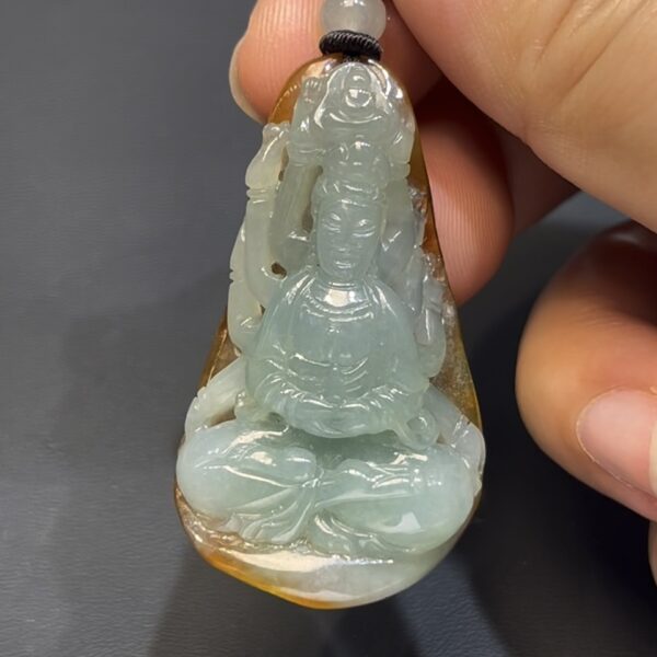 翡翠千手觀音吊墜 編號#655｜立體雕刻造型｜天然黃皮特色｜慈悲守護 收藏首選