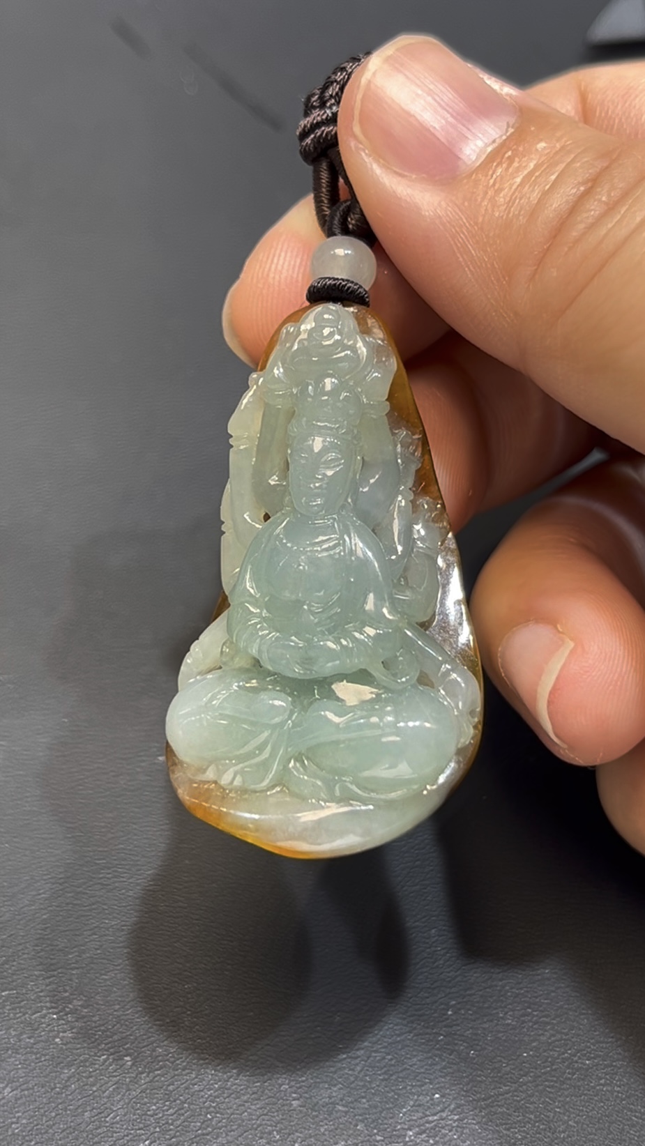 翡翠千手觀音吊墜 編號#655|立體雕刻造型|天然黃皮特色|慈悲守護 收藏首選 2 翡翠千手觀音吊墜 編號#655|立體雕刻造型|天然黃皮特色|慈悲守護 收藏首選 - Image 2