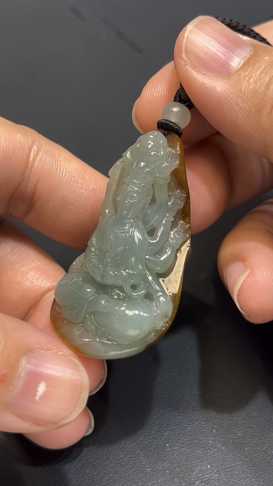 翡翠千手觀音吊墜 編號#655|立體雕刻造型|天然黃皮特色|慈悲守護 收藏首選 3 翡翠千手觀音吊墜 編號#655|立體雕刻造型|天然黃皮特色|慈悲守護 收藏首選 - Image 3