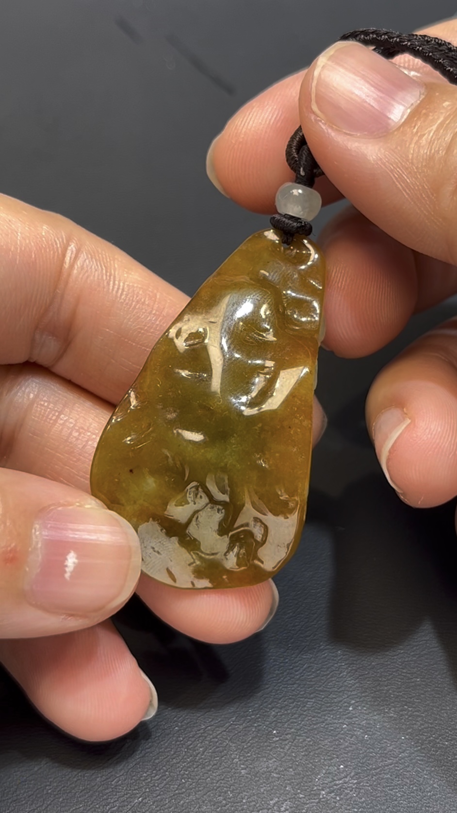 翡翠千手觀音吊墜 編號#655|立體雕刻造型|天然黃皮特色|慈悲守護 收藏首選 4 翡翠千手觀音吊墜 編號#655|立體雕刻造型|天然黃皮特色|慈悲守護 收藏首選 - Image 4