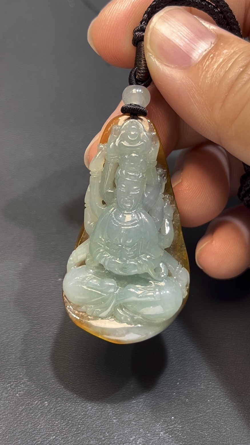 翡翠千手觀音吊墜 編號#655|立體雕刻造型|天然黃皮特色|慈悲守護 收藏首選 6 翡翠千手觀音吊墜 編號#655|立體雕刻造型|天然黃皮特色|慈悲守護 收藏首選 - Image 6