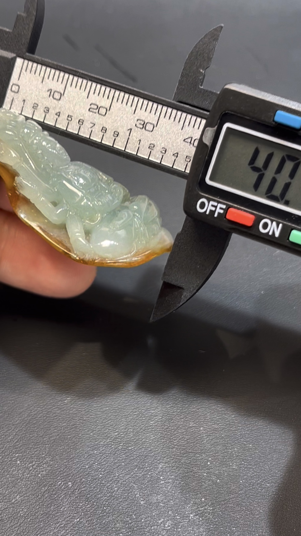 翡翠千手觀音吊墜 編號#655|立體雕刻造型|天然黃皮特色|慈悲守護 收藏首選 8 翡翠千手觀音吊墜 編號#655|立體雕刻造型|天然黃皮特色|慈悲守護 收藏首選 - Image 8