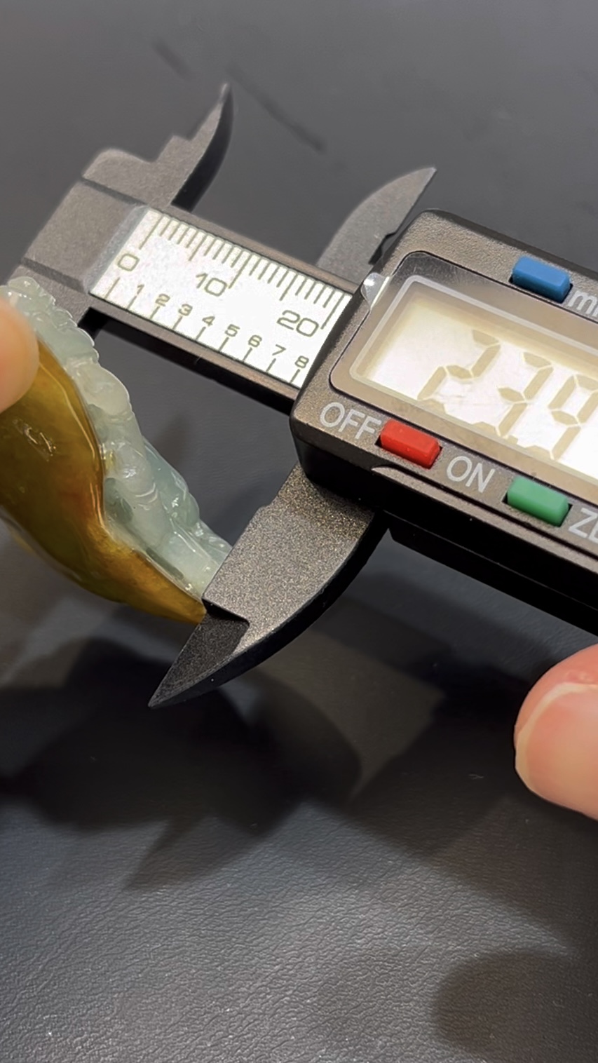 翡翠千手觀音吊墜 編號#655|立體雕刻造型|天然黃皮特色|慈悲守護 收藏首選 9 翡翠千手觀音吊墜 編號#655|立體雕刻造型|天然黃皮特色|慈悲守護 收藏首選 - Image 9