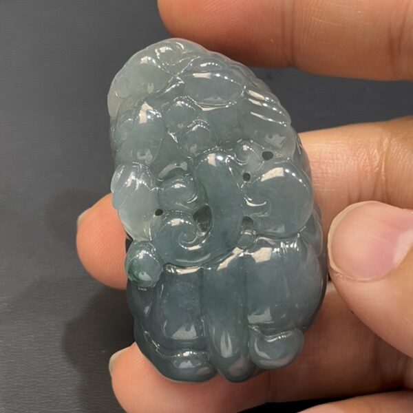 翡翠貔貅吊墜 編號#657｜立體雕刻｜淺藍至灰藍漸層｜招財守護 收藏首選