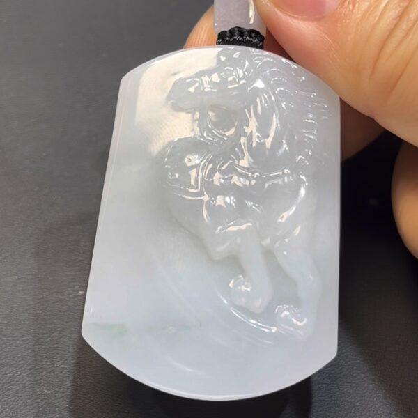 翡翠馬吊墜 編號#661｜奔跑姿態 厚裝雕刻｜幼潔玉質 動感設計 收藏首選