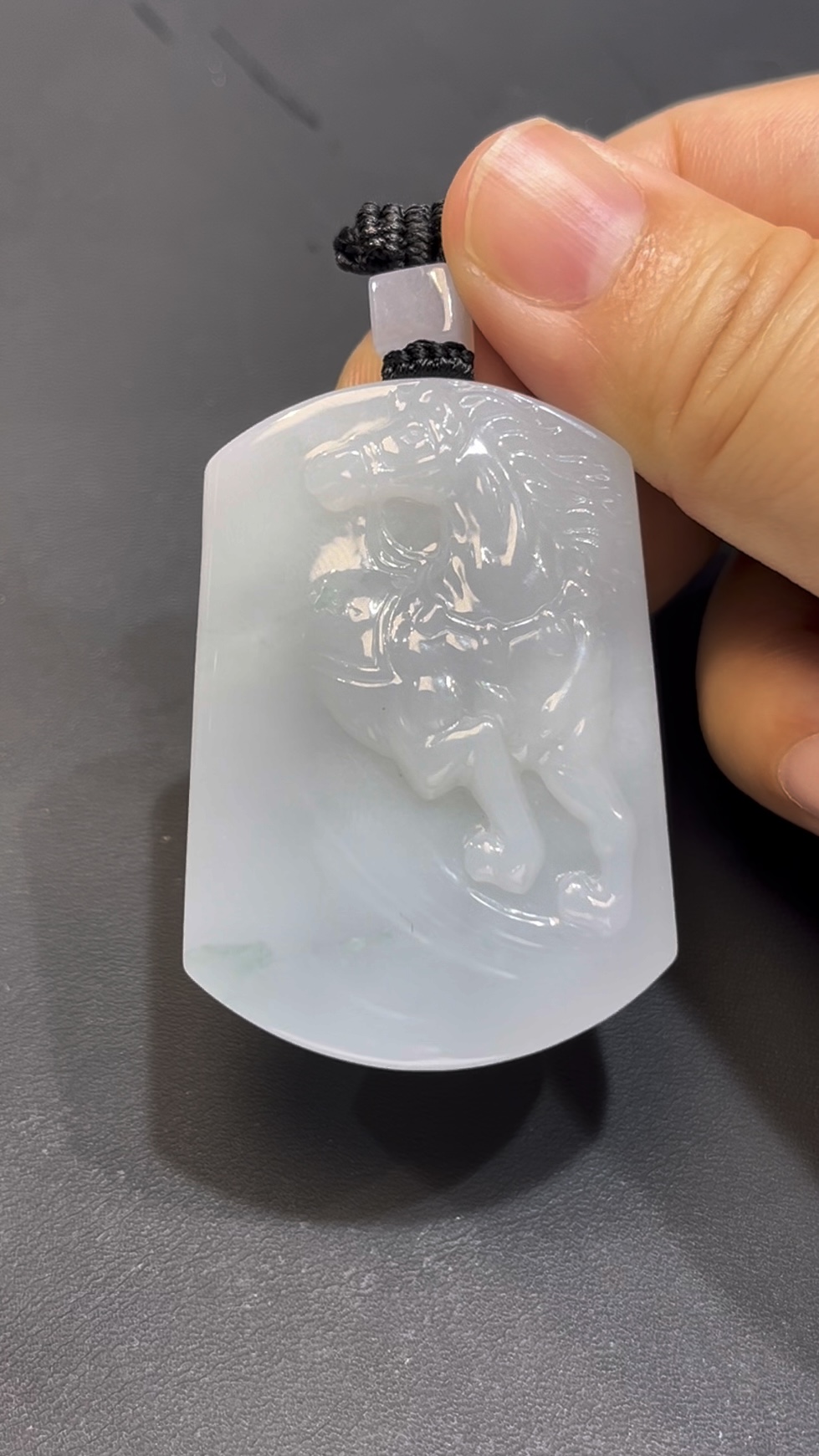 翡翠馬吊墜 編號#661|奔跑姿態 厚裝雕刻|幼潔玉質 動感設計 收藏首選 4 翡翠馬吊墜 編號#661|奔跑姿態 厚裝雕刻|幼潔玉質 動感設計 收藏首選 - Image 4