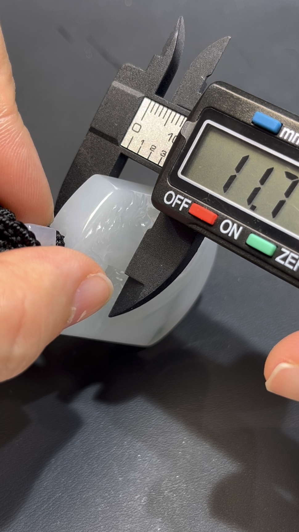 翡翠馬吊墜 編號#661|奔跑姿態 厚裝雕刻|幼潔玉質 動感設計 收藏首選 7 翡翠馬吊墜 編號#661|奔跑姿態 厚裝雕刻|幼潔玉質 動感設計 收藏首選 - Image 7