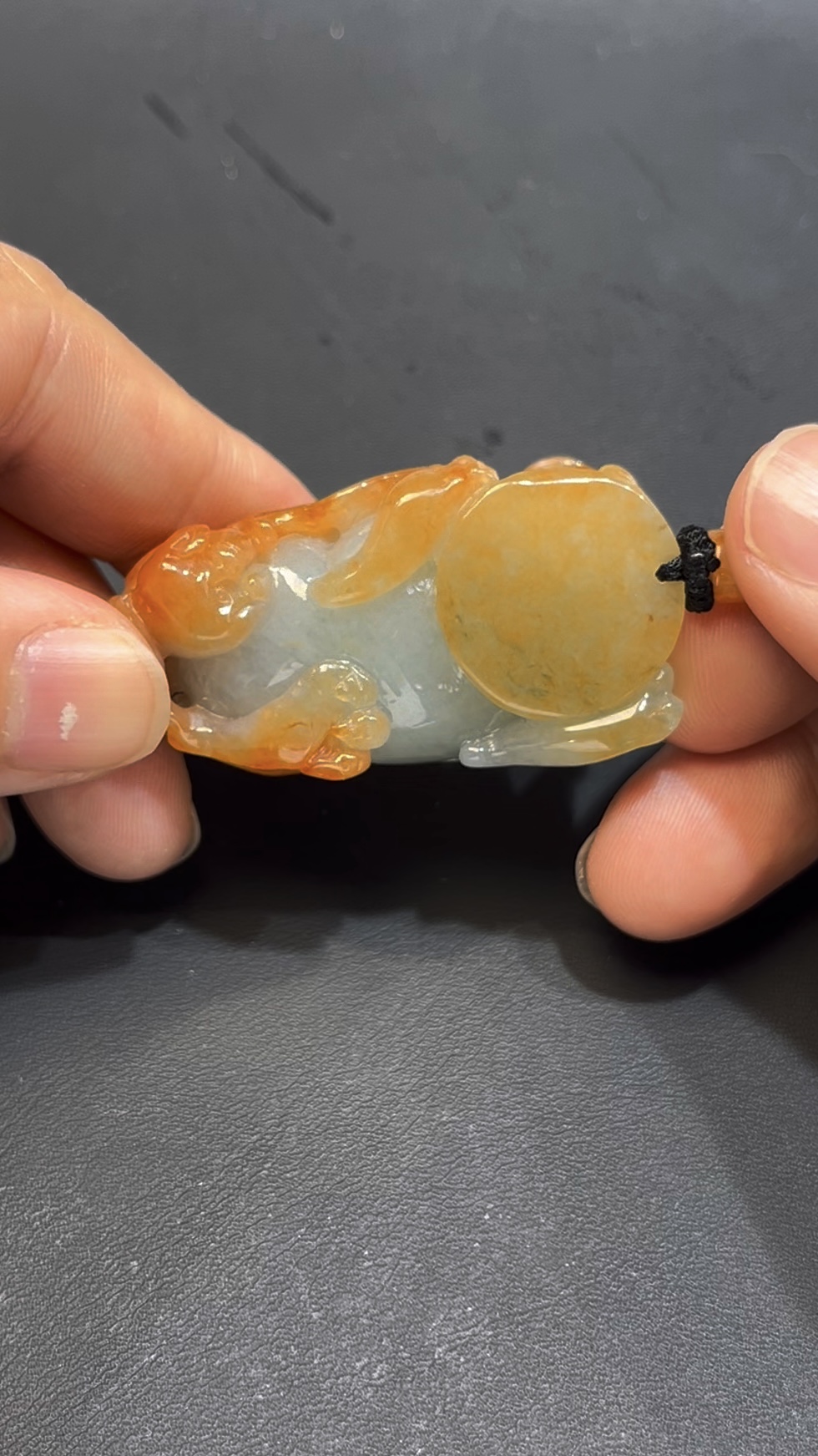 翡翠子母貔貅吊墜 編號#663|紅翡皮殼特色|厚裝雕刻 招財守護 收藏首選 5 翡翠子母貔貅吊墜 編號#663|紅翡皮殼特色|厚裝雕刻 招財守護 收藏首選 - Image 5