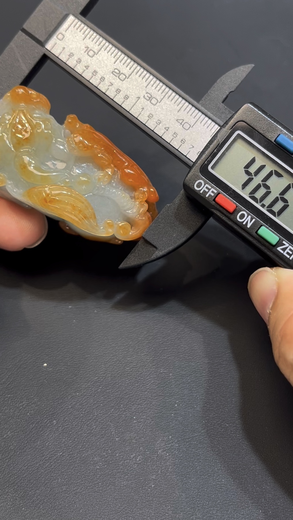 翡翠子母貔貅吊墜 編號#663|紅翡皮殼特色|厚裝雕刻 招財守護 收藏首選 6 翡翠子母貔貅吊墜 編號#663|紅翡皮殼特色|厚裝雕刻 招財守護 收藏首選 - Image 6