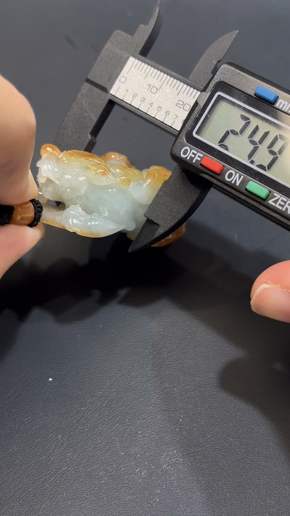 翡翠子母貔貅吊墜 編號#663|紅翡皮殼特色|厚裝雕刻 招財守護 收藏首選 7 翡翠子母貔貅吊墜 編號#663|紅翡皮殼特色|厚裝雕刻 招財守護 收藏首選 - Image 7