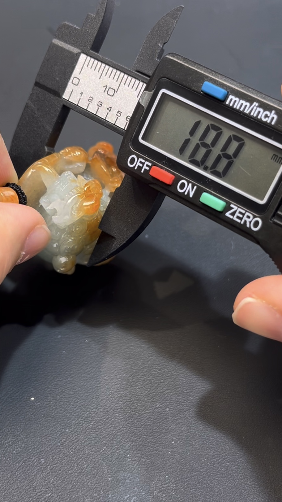 翡翠子母貔貅吊墜 編號#663|紅翡皮殼特色|厚裝雕刻 招財守護 收藏首選 8 翡翠子母貔貅吊墜 編號#663|紅翡皮殼特色|厚裝雕刻 招財守護 收藏首選 - Image 8