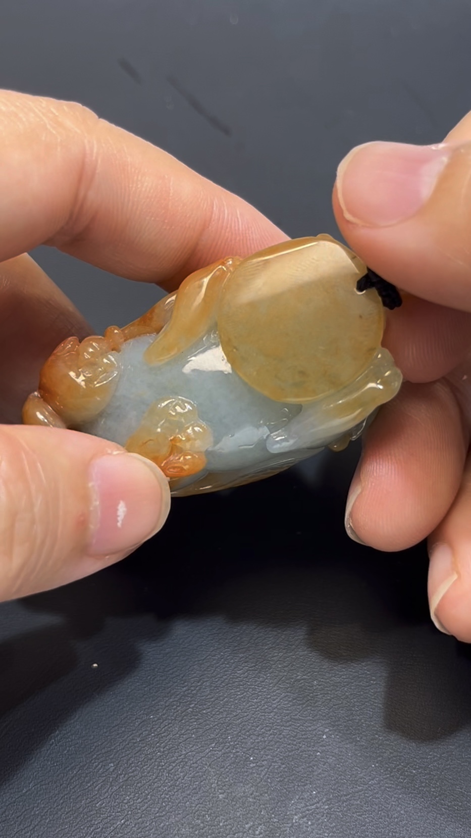 翡翠子母貔貅吊墜 編號#663|紅翡皮殼特色|厚裝雕刻 招財守護 收藏首選 4 翡翠子母貔貅吊墜 編號#663|紅翡皮殼特色|厚裝雕刻 招財守護 收藏首選 - Image 4