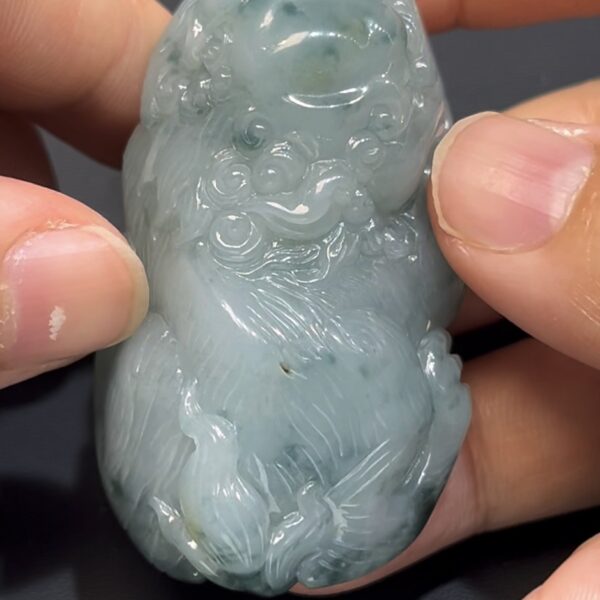 翡翠獅子手玩件 編號#665｜飄藍花紋理｜厚裝雕刻 題材獨特 收藏首選