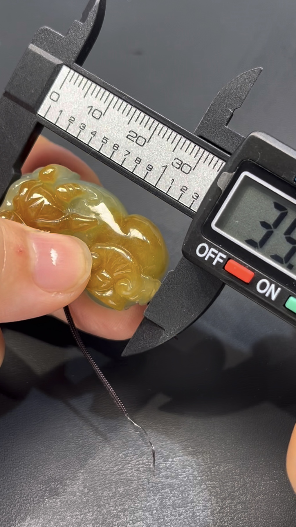 翡翠貔貅吊墜 編號#670|天然黃皮殼 招財首選|厚裝雕刻 收藏推薦 4 翡翠貔貅吊墜 編號#670|天然黃皮殼 招財首選|厚裝雕刻 收藏推薦 - Image 4